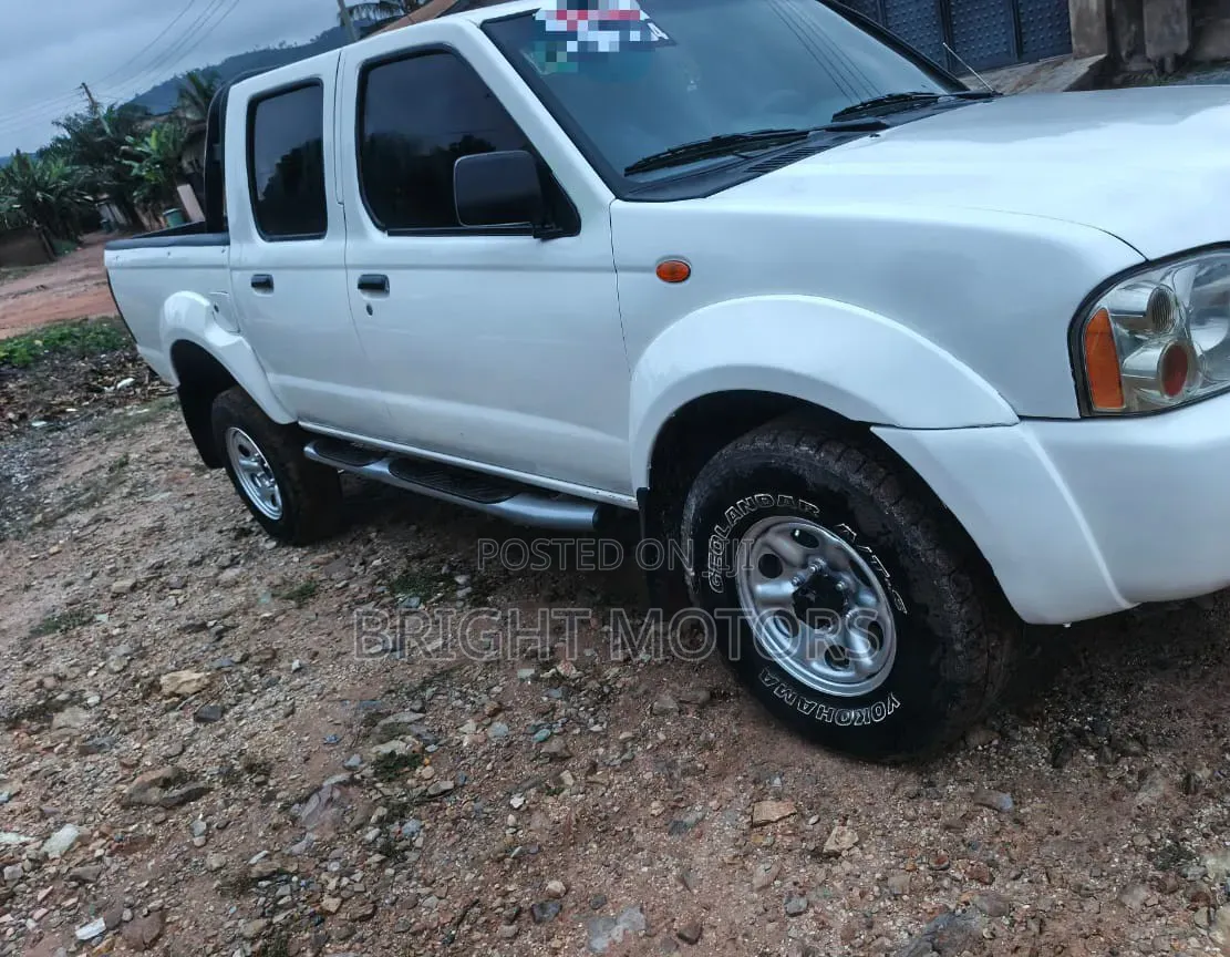 Nissan Hardbody 2011 White