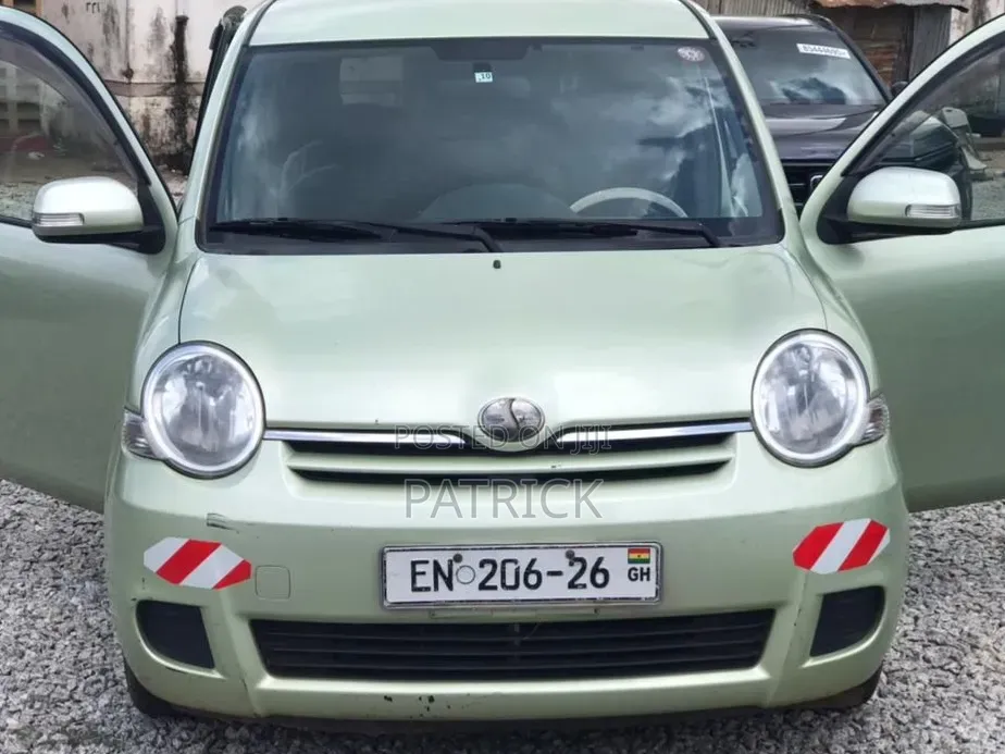 Toyota Sienta 2010 Green