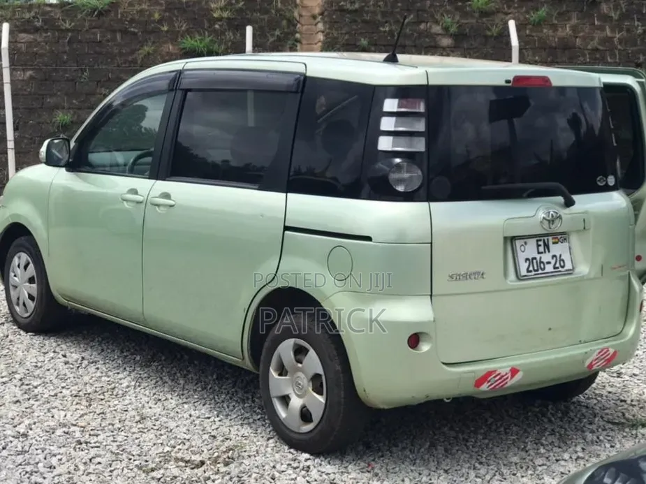 Toyota Sienta 2010 Green