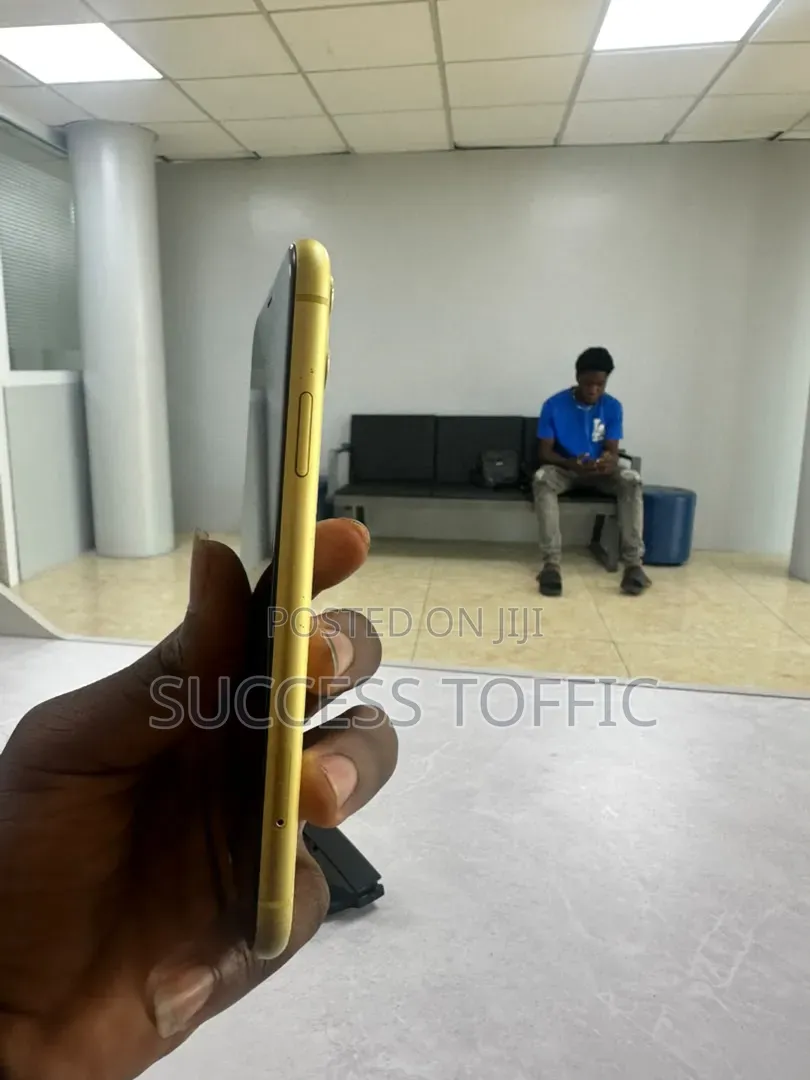 Apple iPhone 11 64 GB Yellow