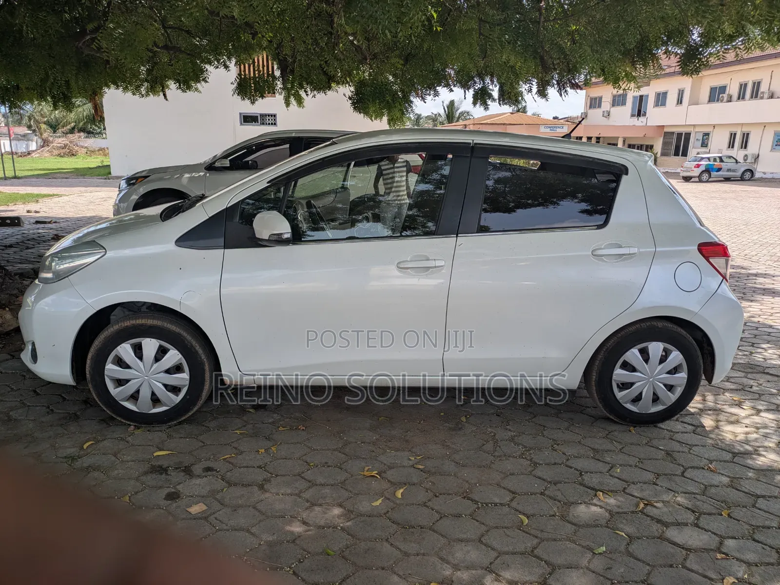 Toyota Vitz 1.3 FWD 5dr 2013 White