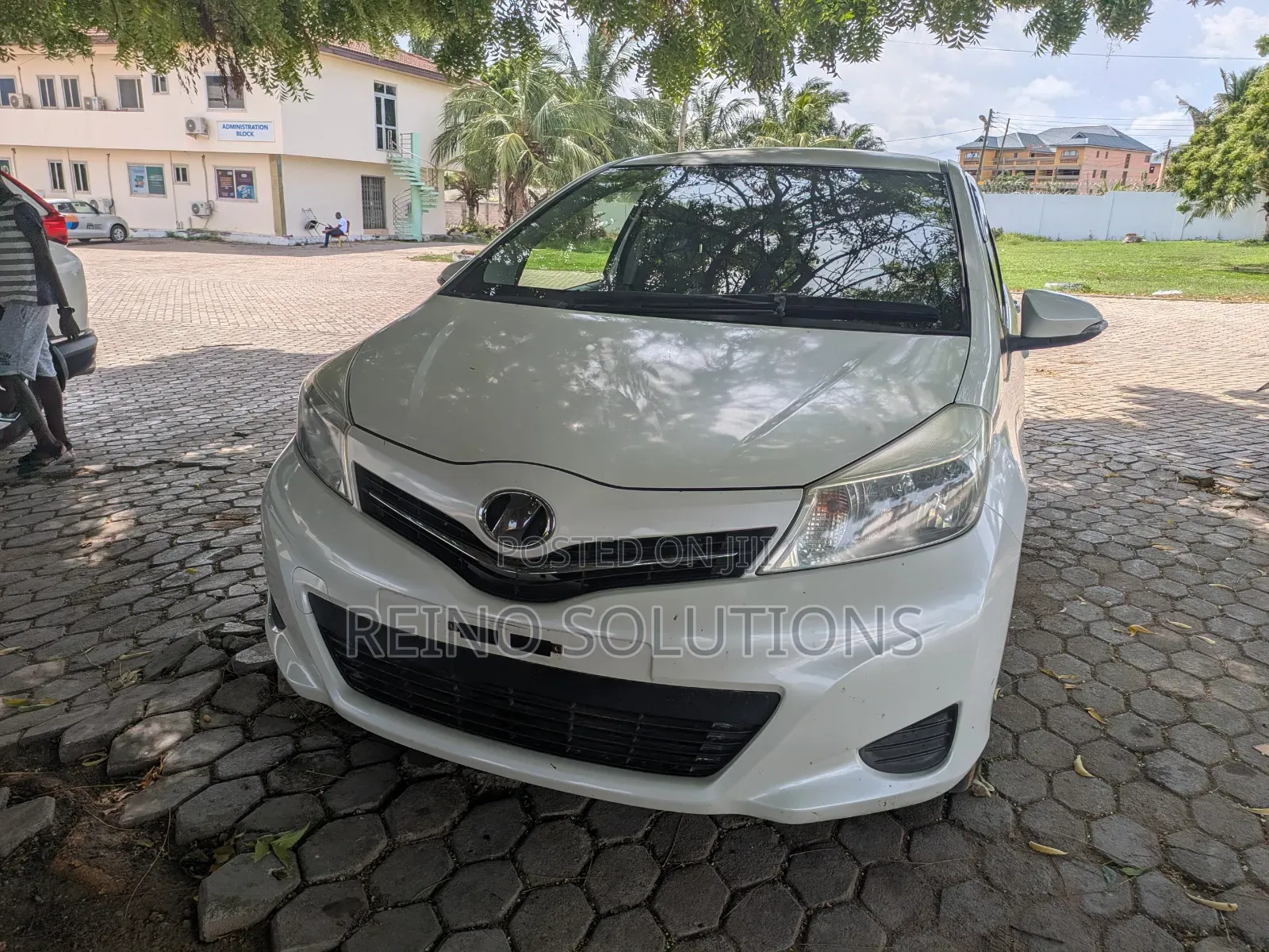 Toyota Vitz 1.3 FWD 5dr 2013 White
