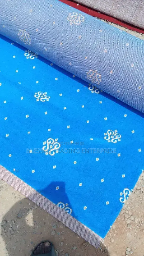 High Quality Woolen Carpet With Modern and Circular Design