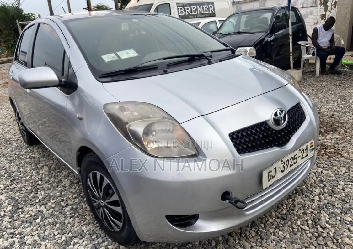 Toyota Vitz 2010 Silver