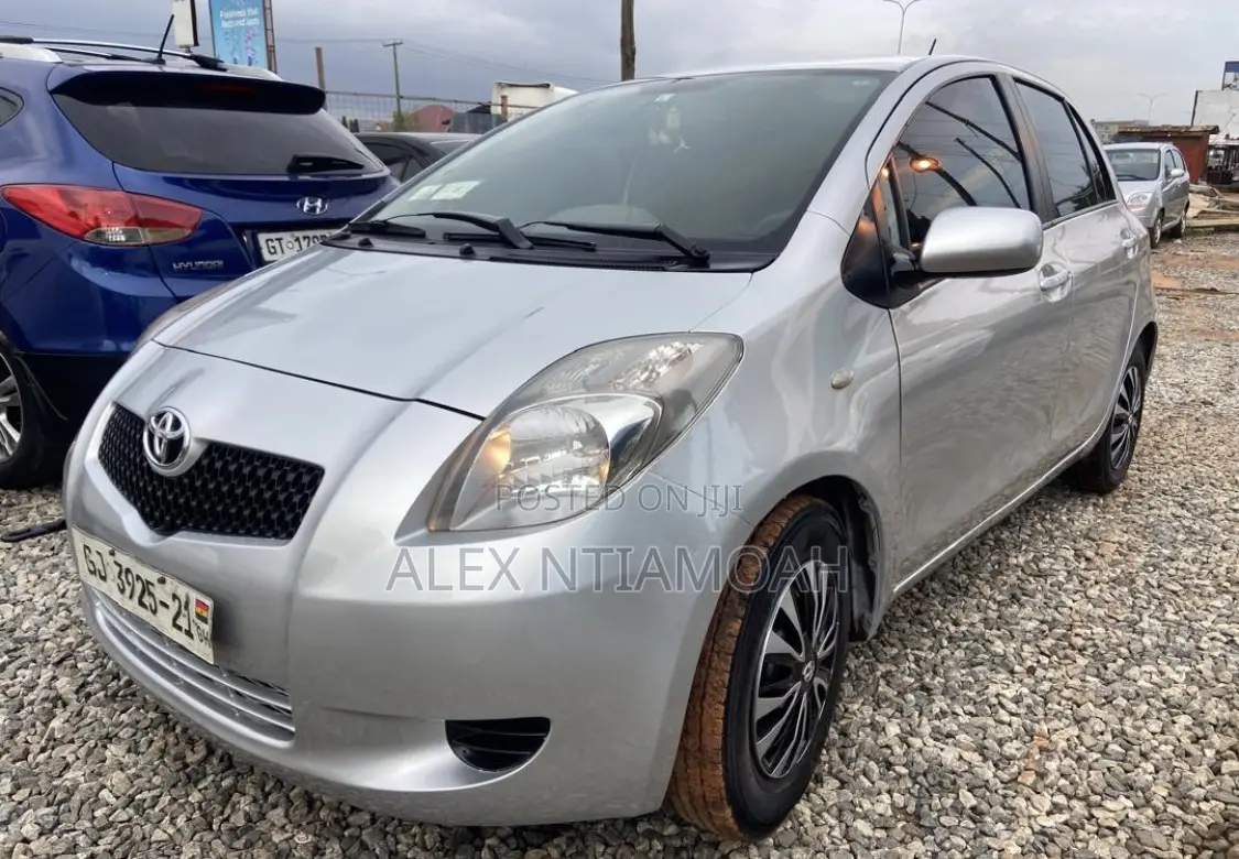 Toyota Vitz 2010 Silver
