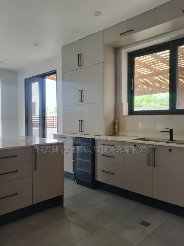 4bdrm House in Bronko Housing, Burma Camp for rent