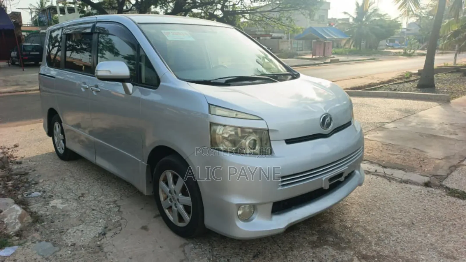 Toyota Voxy 2011 Silver