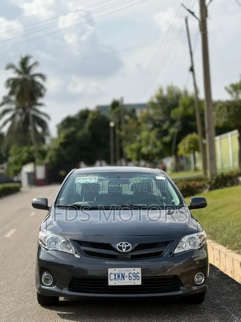 Toyota Corolla LE 4dr Sedan (1.8L 4cyl 4A) 2013 Gray
