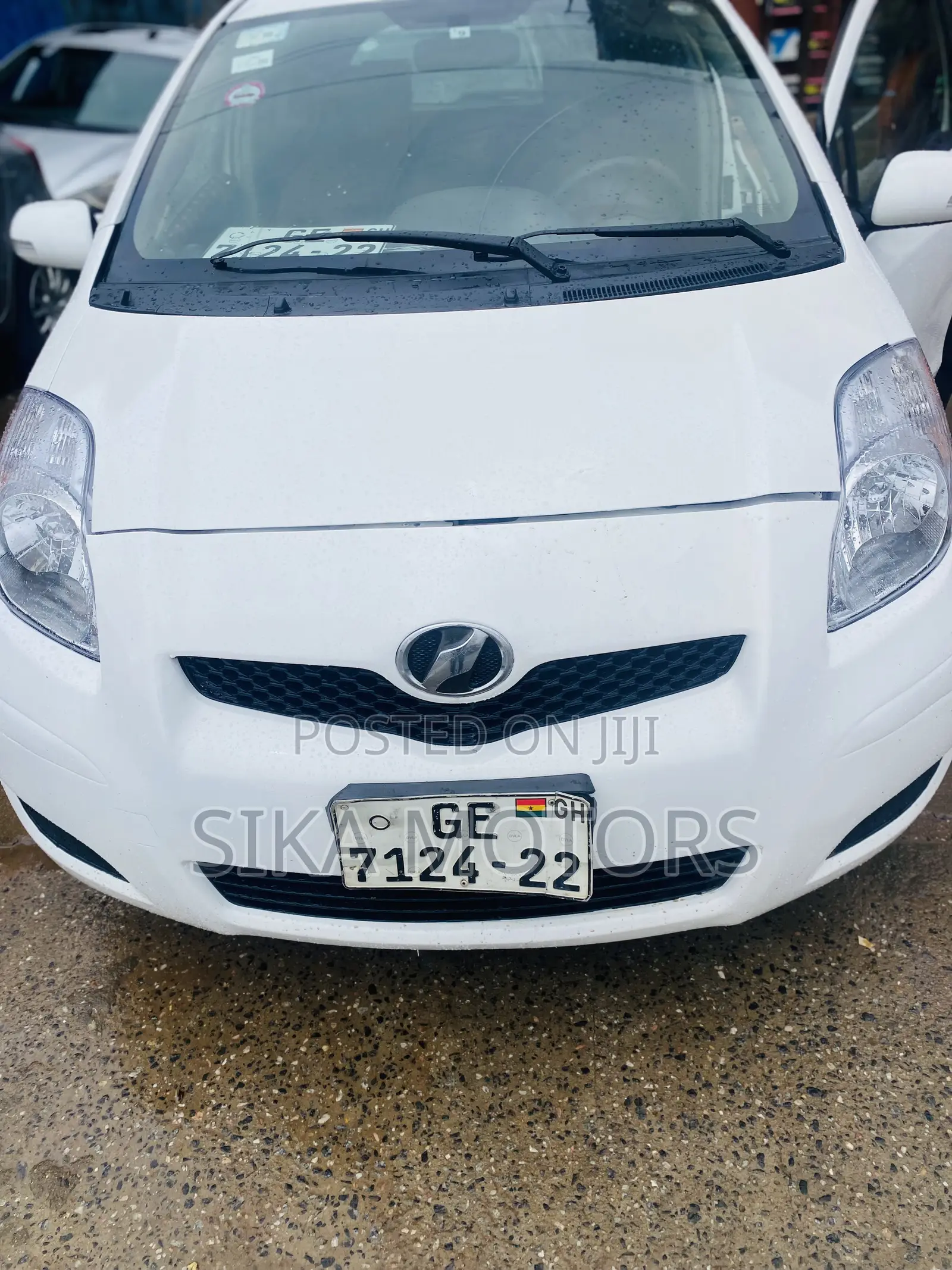 Toyota Vitz 2010 White
