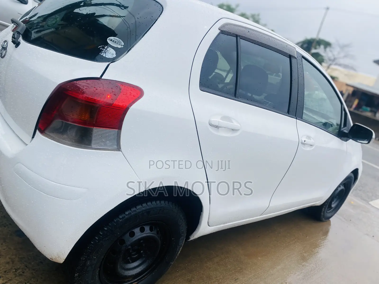 Toyota Vitz 2010 White