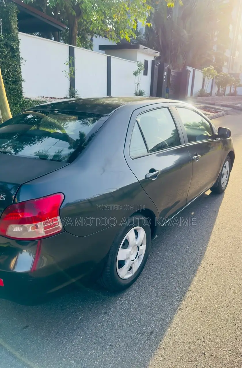 Toyota Yaris Base Sedan 4dr 2010 Black