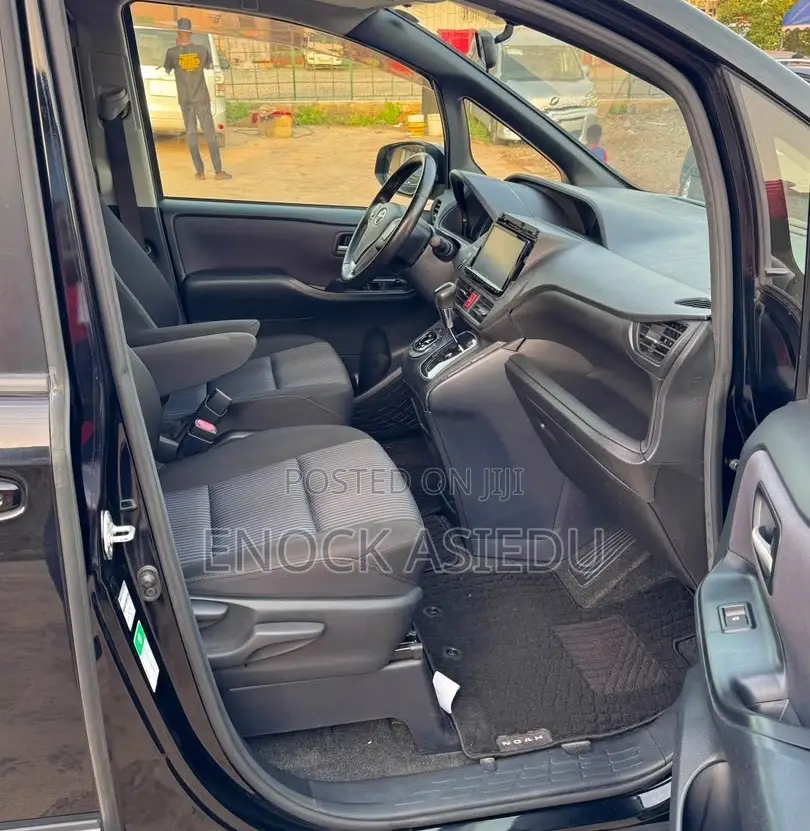 Toyota Noah 2.0 AWD (8 Seater) 2015 Black