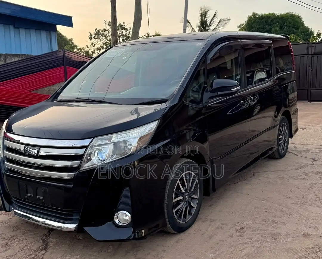 Toyota Noah 2.0 AWD (8 Seater) 2015 Black