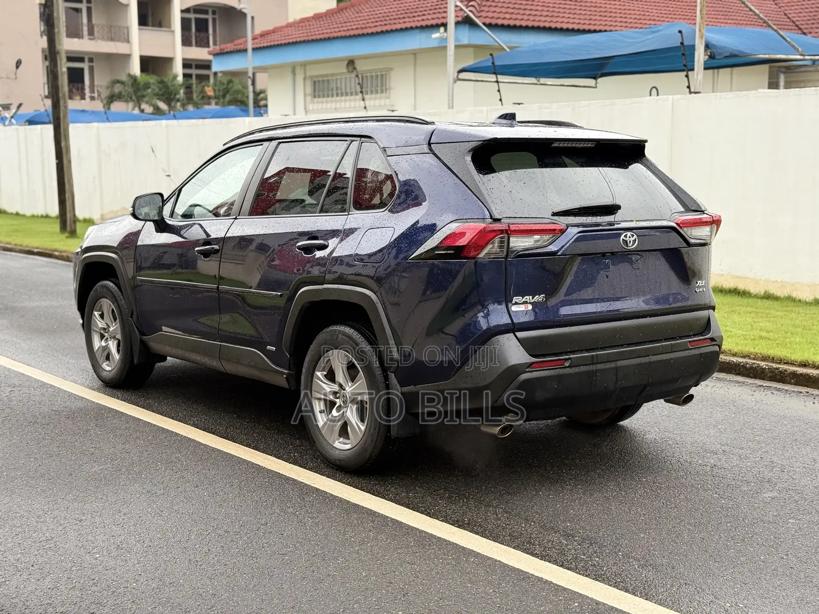 Toyota RAV4 XLE 2025 Blue