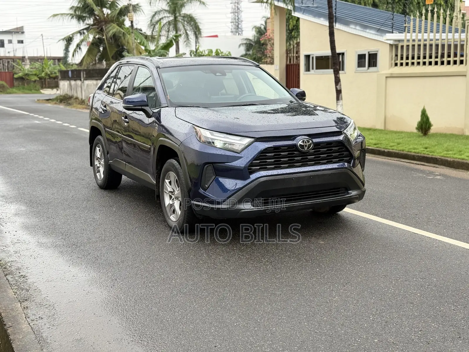 Toyota RAV4 XLE 2025 Blue