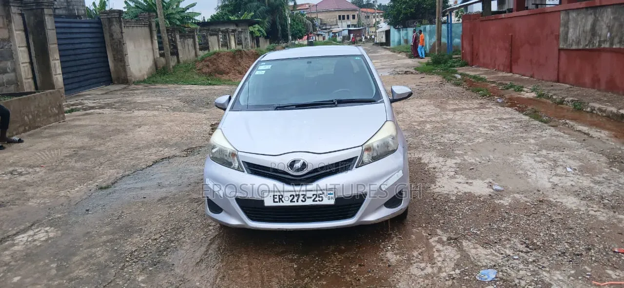 Toyota Vitz 2013 Silver