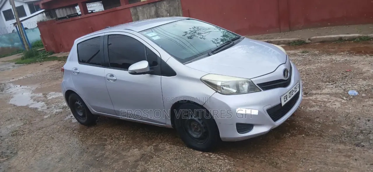 Toyota Vitz 2013 Silver