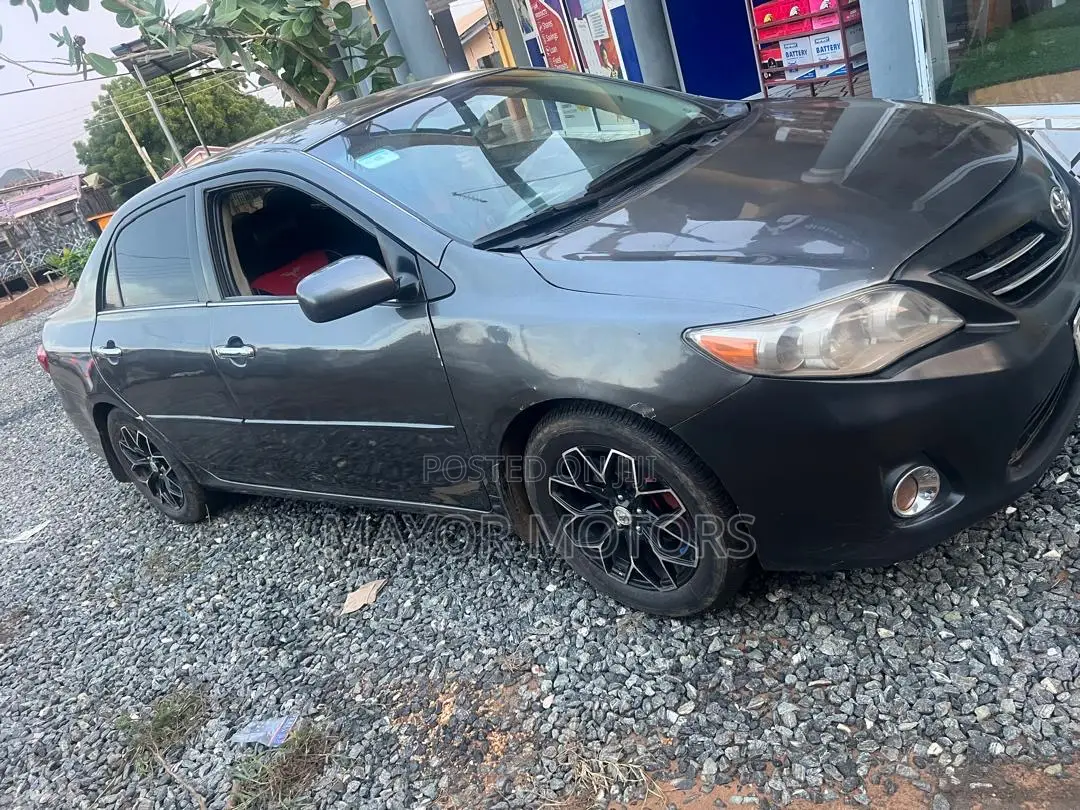 Toyota Corolla LE 4dr Sedan (1.8L 4cyl 4A) 2013 Gray