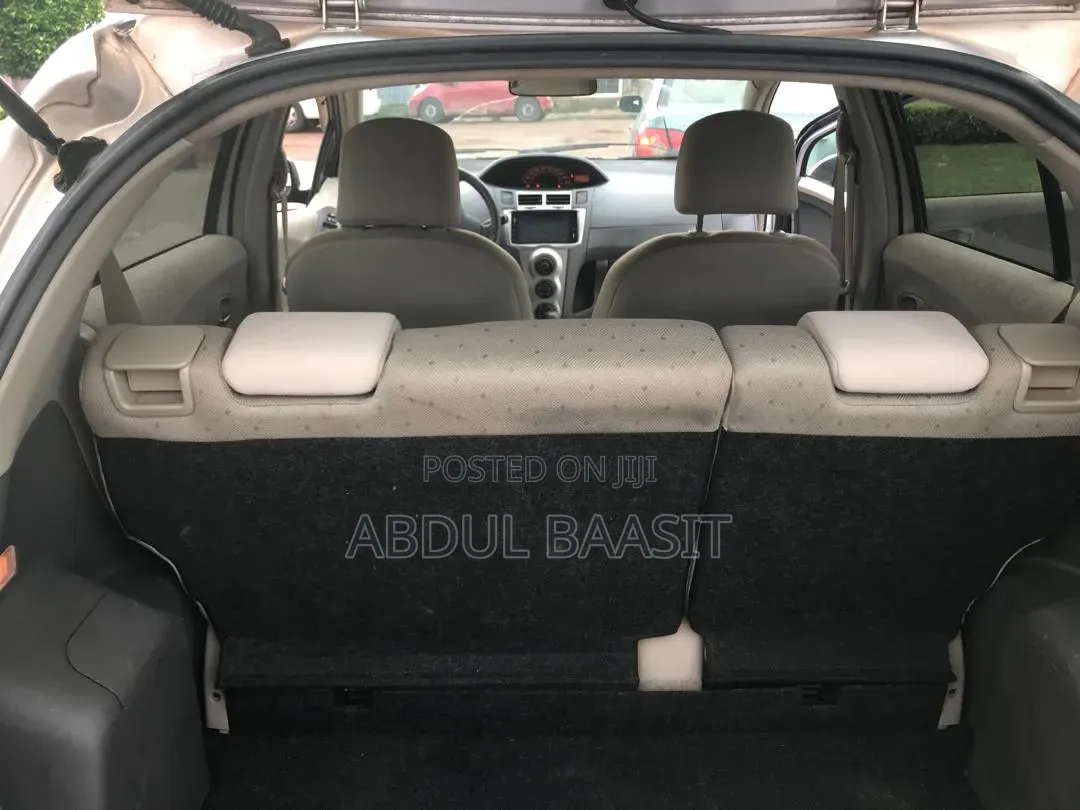 Toyota Vitz 1.3 FWD 5dr 2010 Silver