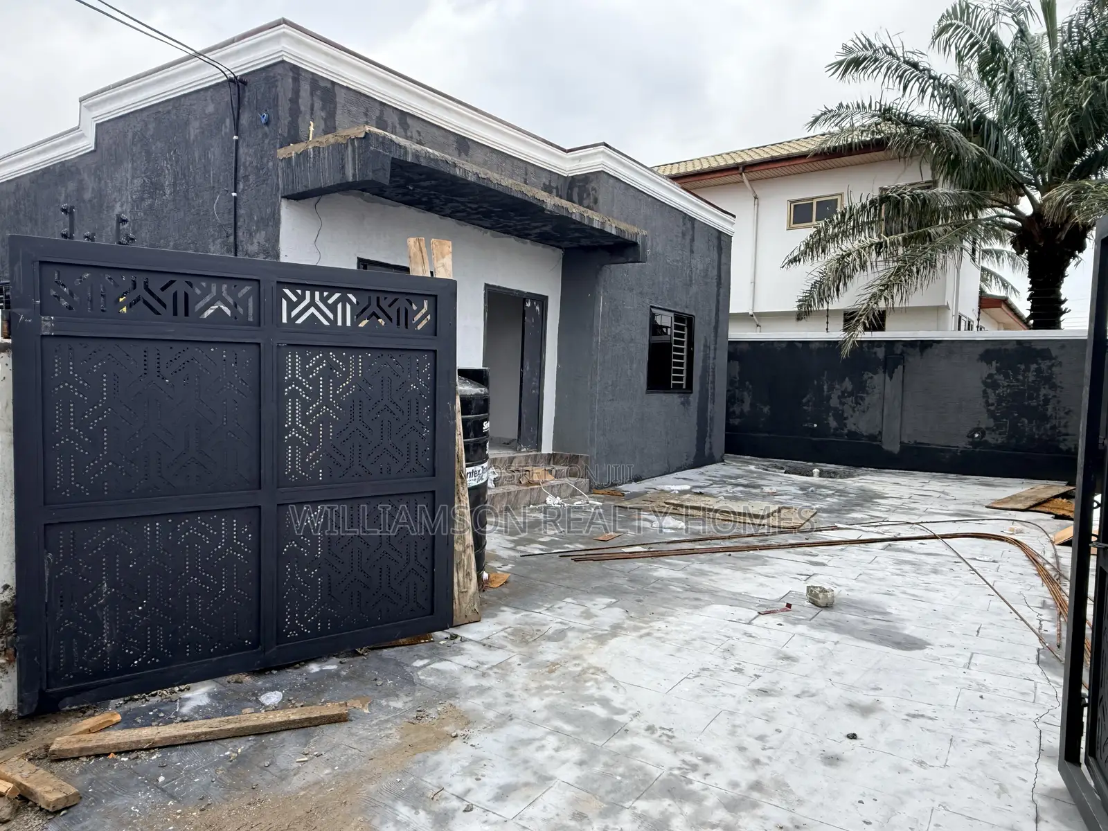 3bdrm House in Community 18 Area, Spintex for sale