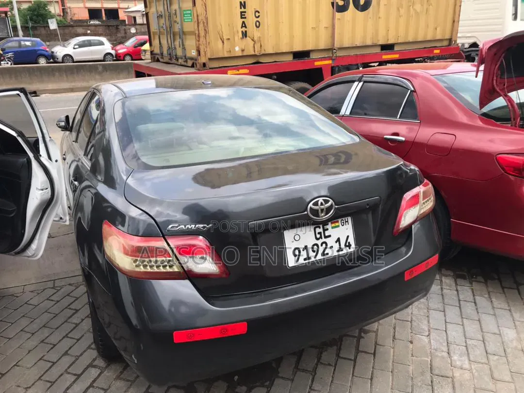 Toyota Camry Base 4dr Sedan (2.5L 4cyl 6M) 2010 Gray