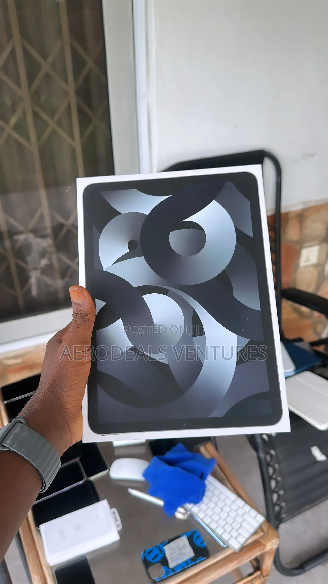 Apple iPad Air (2022) 64 GB Black