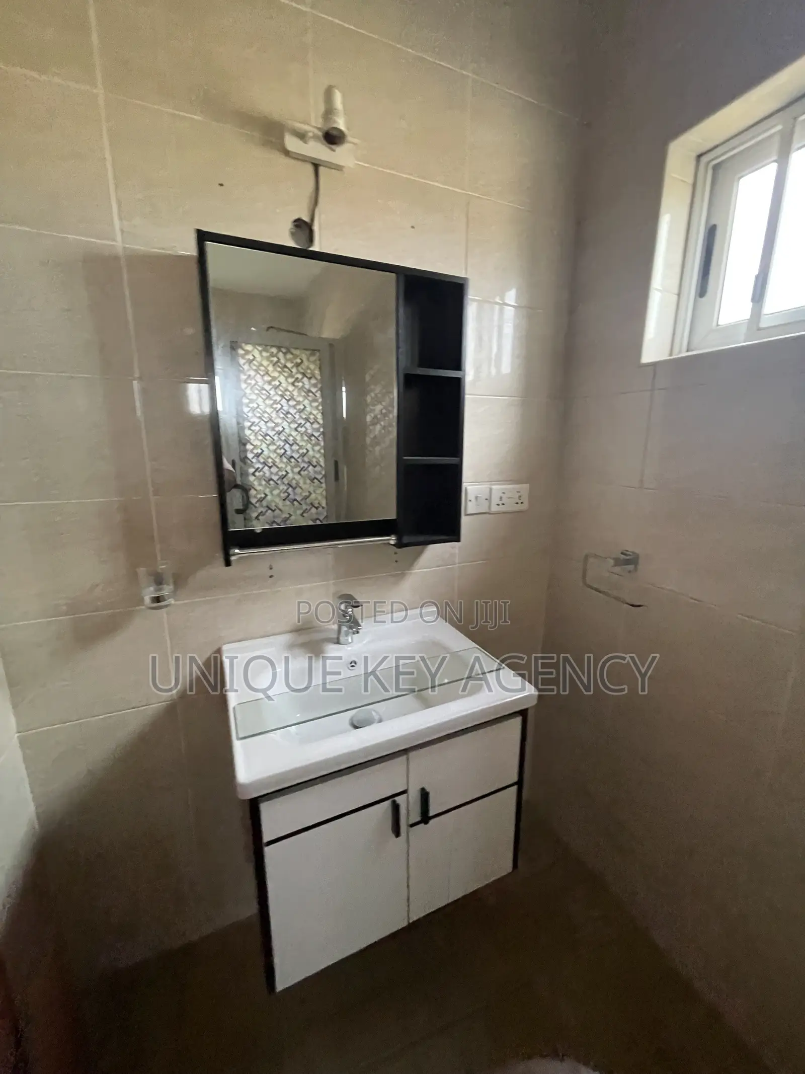 3bdrm Duplex in Unique Key Agency, Achimota for rent