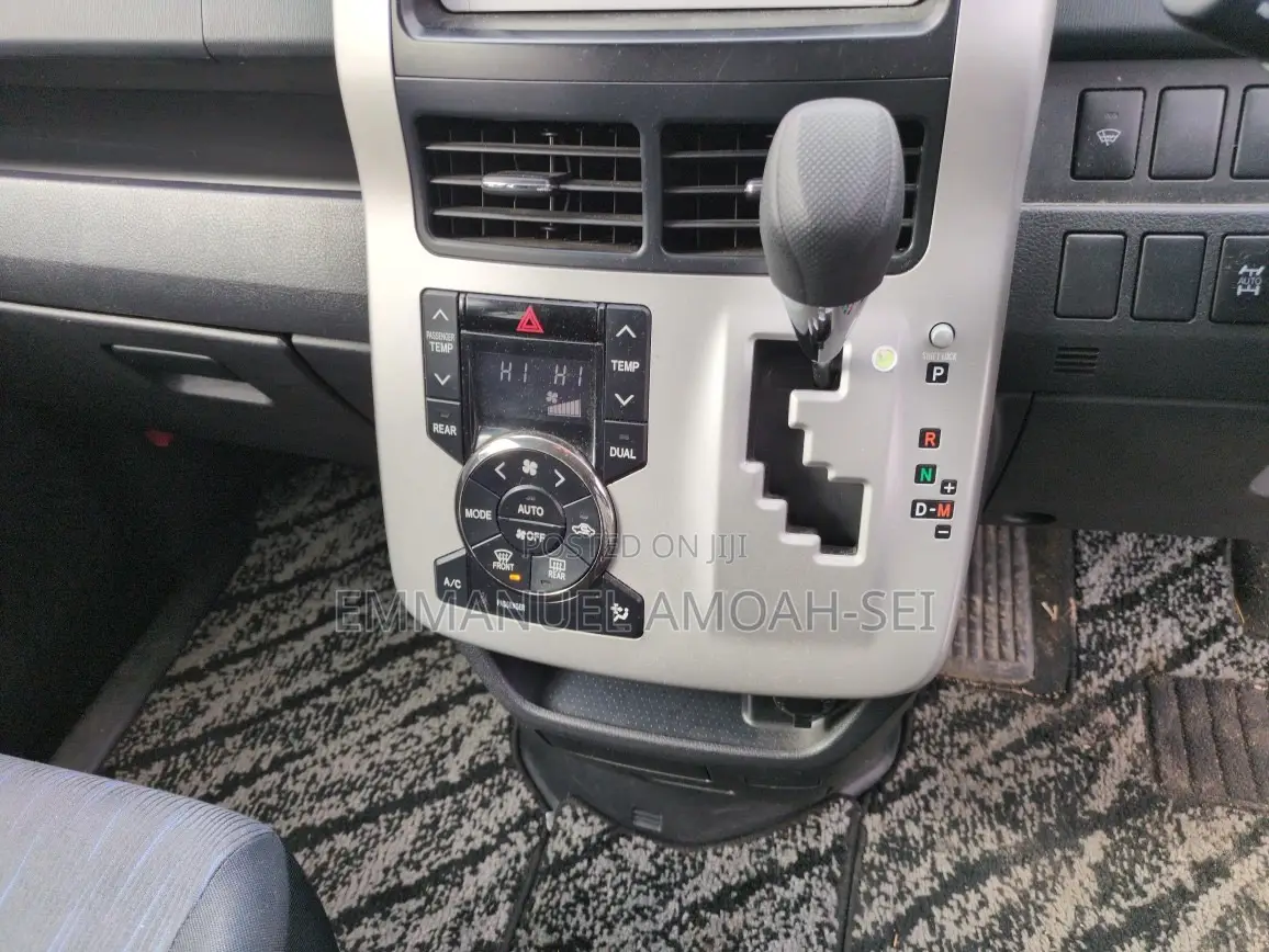Toyota Voxy 2012 Silver