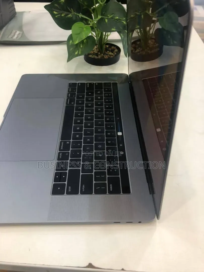 Laptop Apple MacBook Pro 2017 16GB Intel Core i7 SSD 512GB