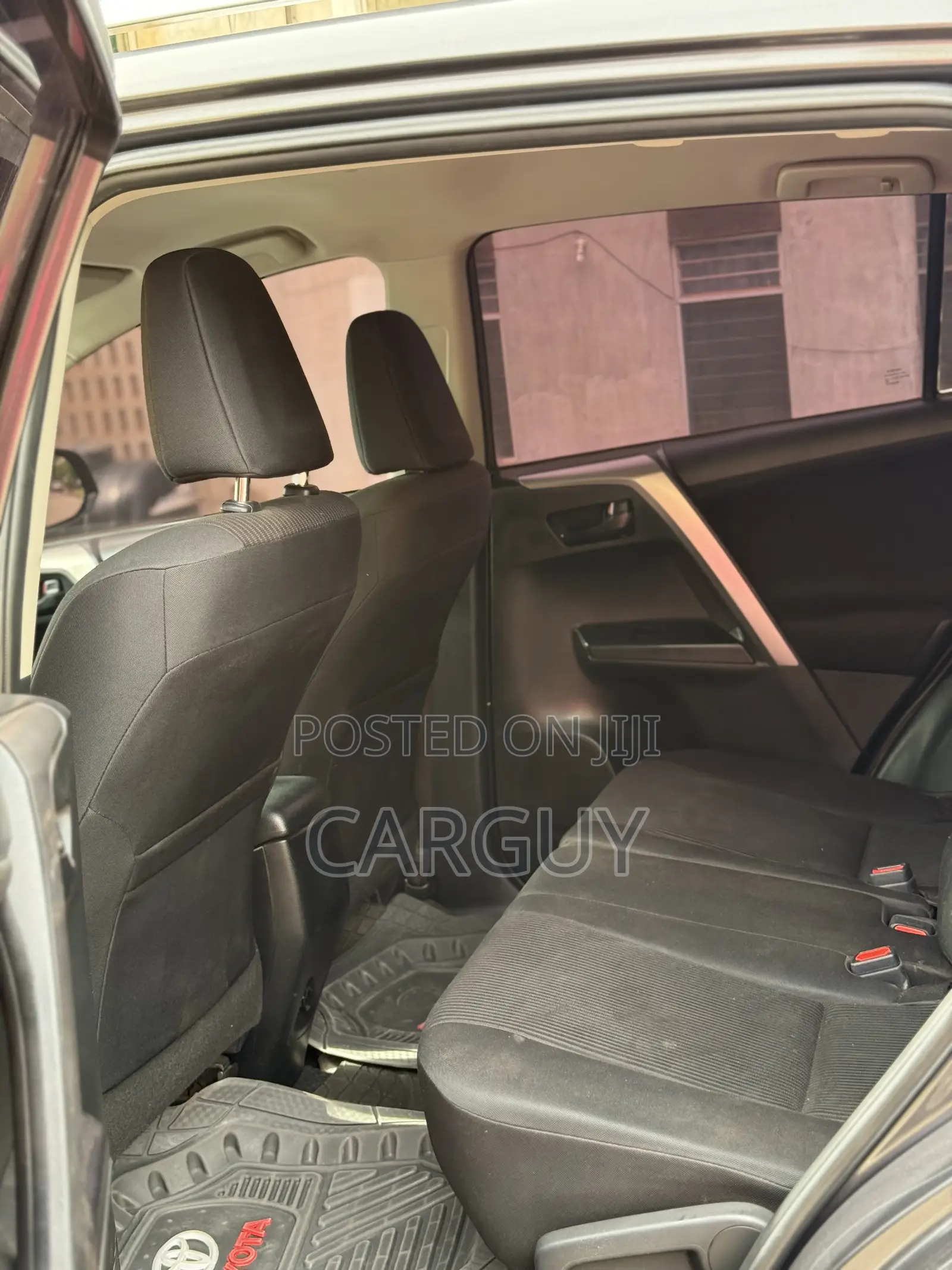 Toyota RAV4 LE 4dr SUV (2.5L 4cyl 6A) 2018 Gray