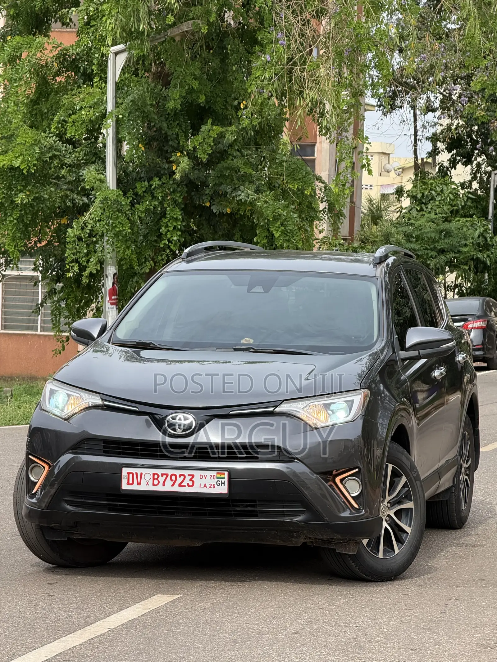 Toyota RAV4 LE 4dr SUV (2.5L 4cyl 6A) 2018 Gray