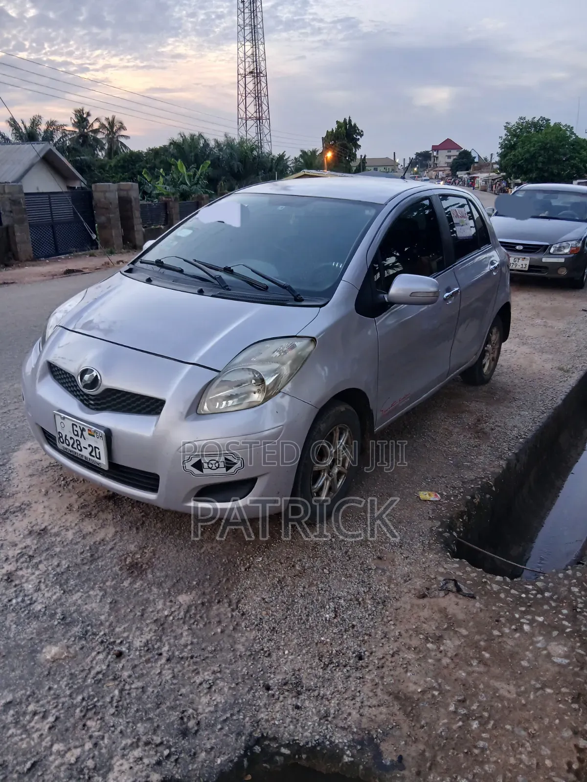 Toyota Vitz 2010 Silver