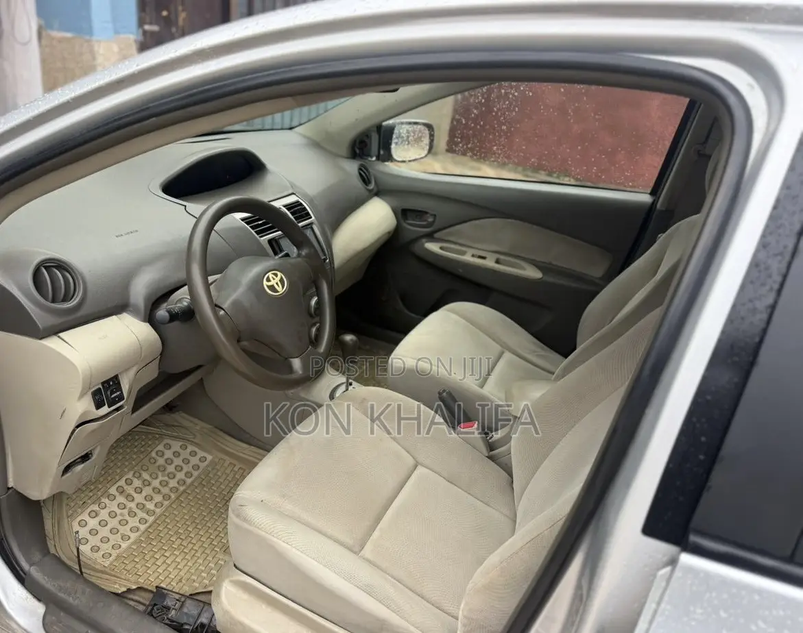 Toyota Belta 2010 Silver