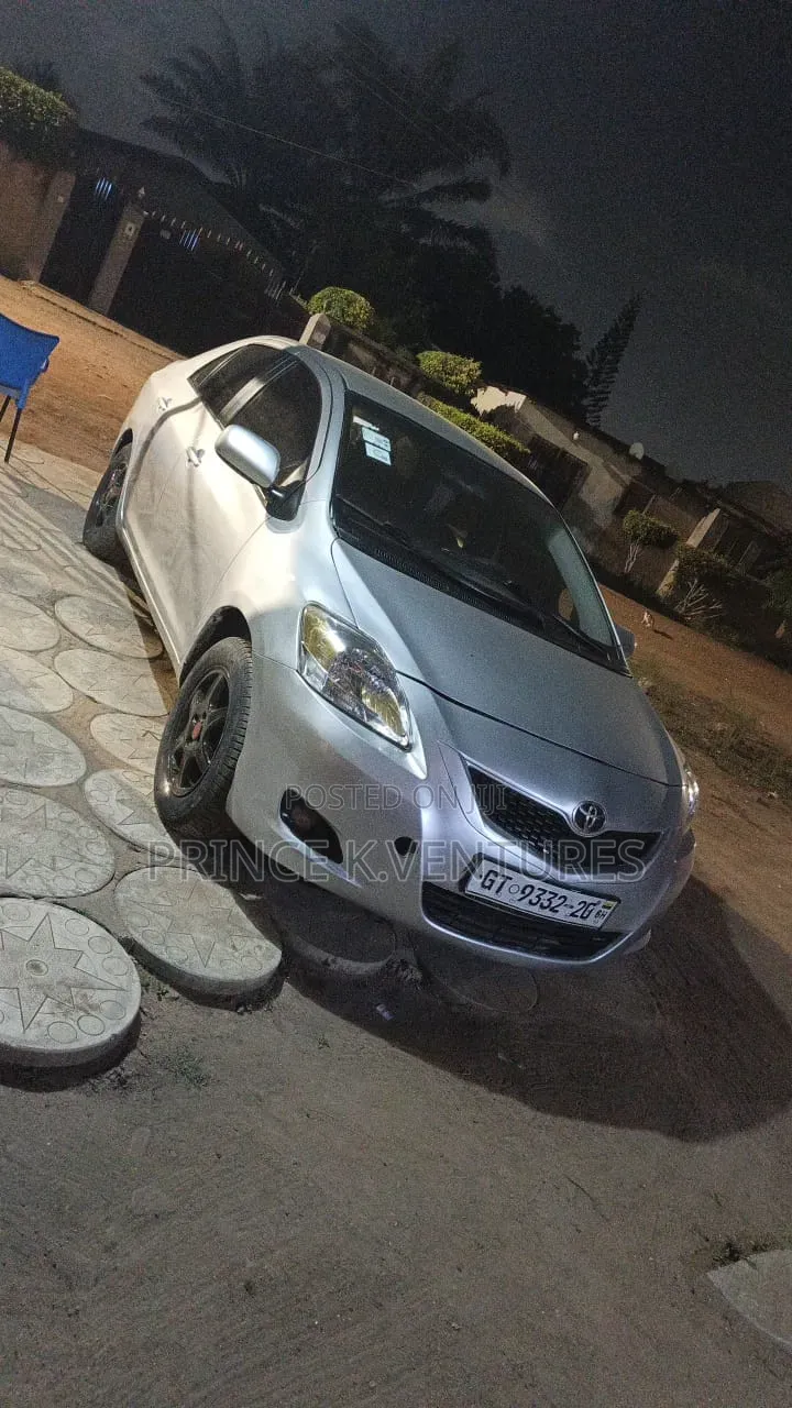 Toyota Yaris Base Sedan 4dr 2010 Silver