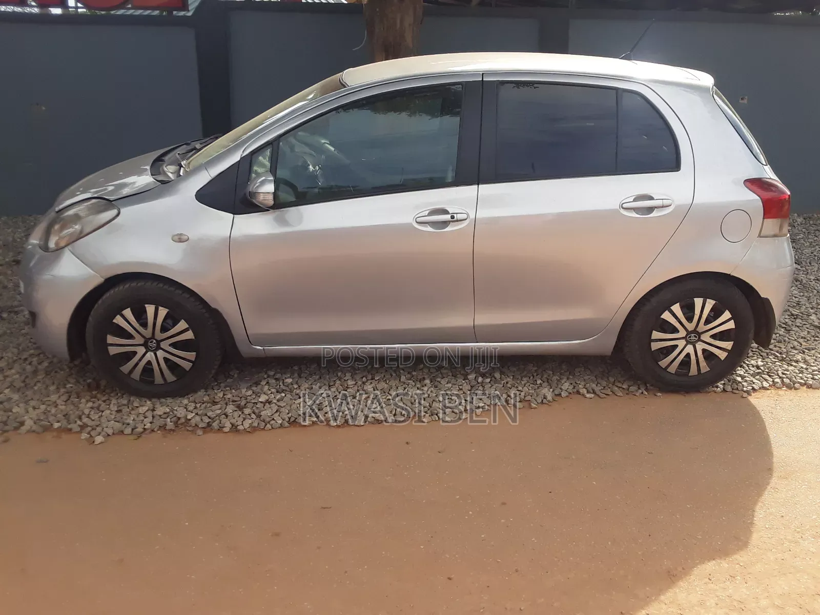 Toyota Vitz 2011 Silver