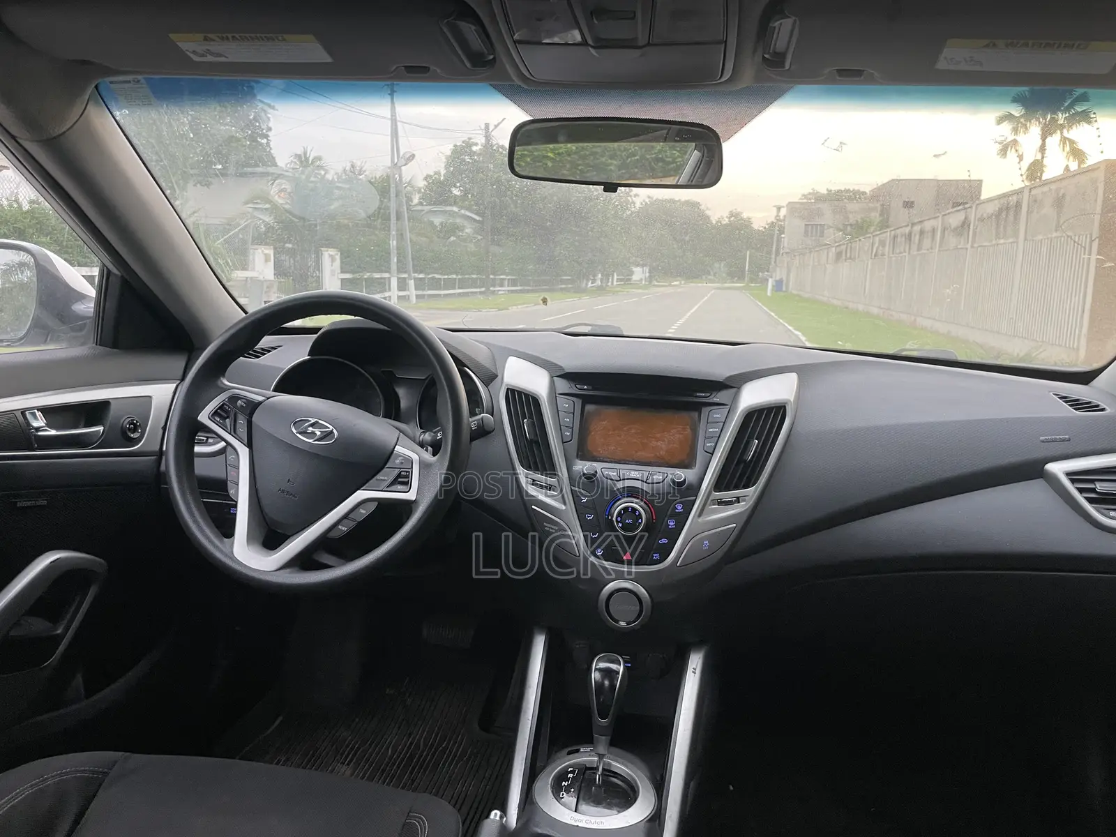 Hyundai Veloster 3dr Hatchback w/Black Interior (1.6L 4cyl 6AM) 2015