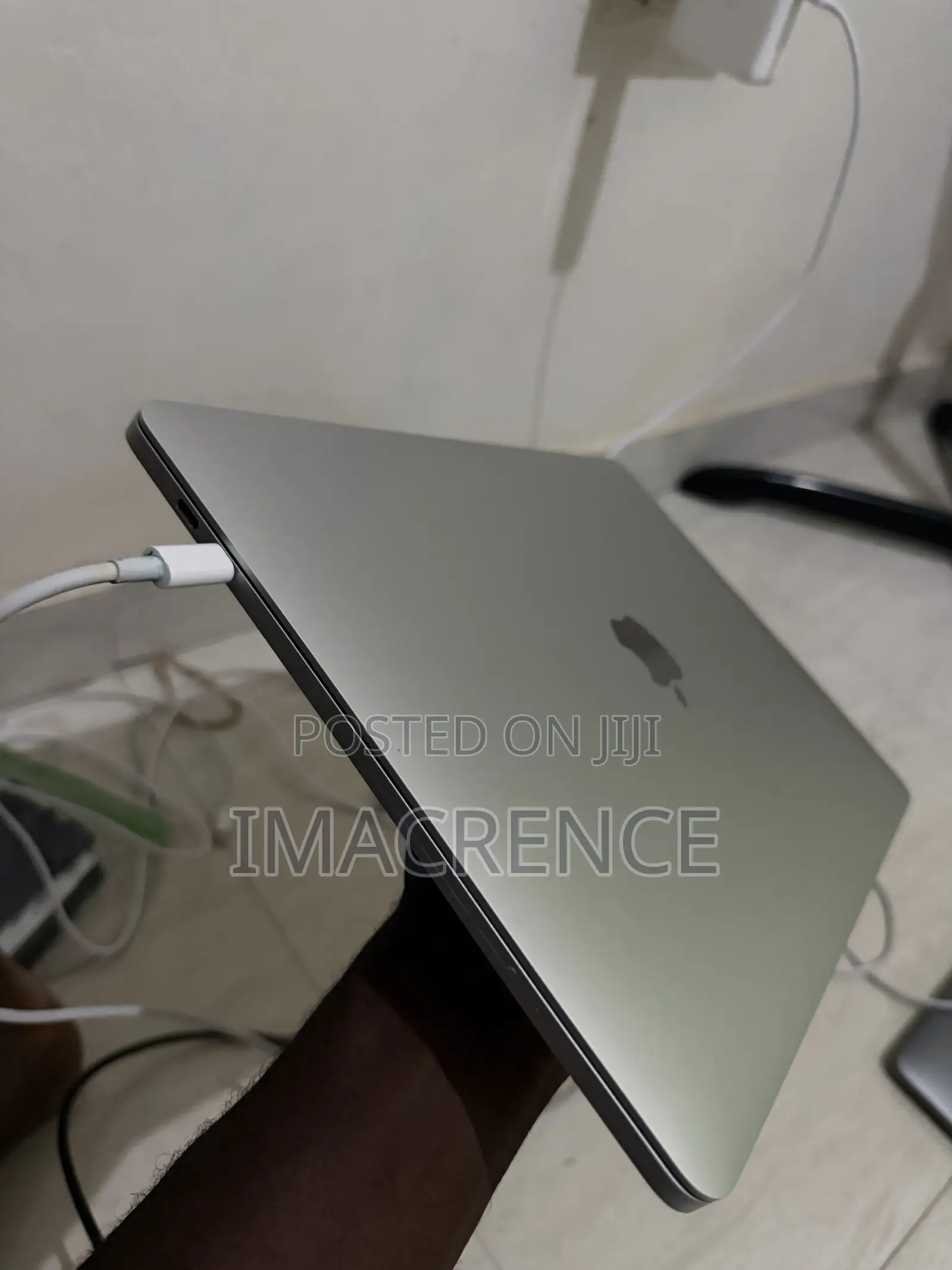 Laptop Apple MacBook Pro 2022 M2 8GB Apple M2 SSD 256GB