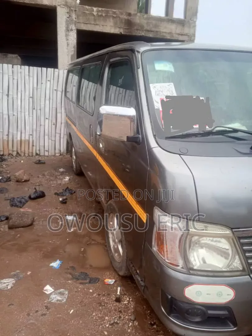 Nissan Caravan (Urvan) 2012 Silver