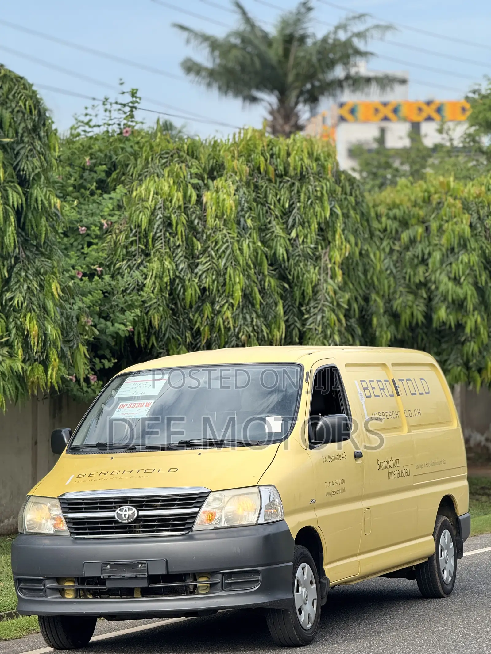 Toyota HiAce 2011 Yellow