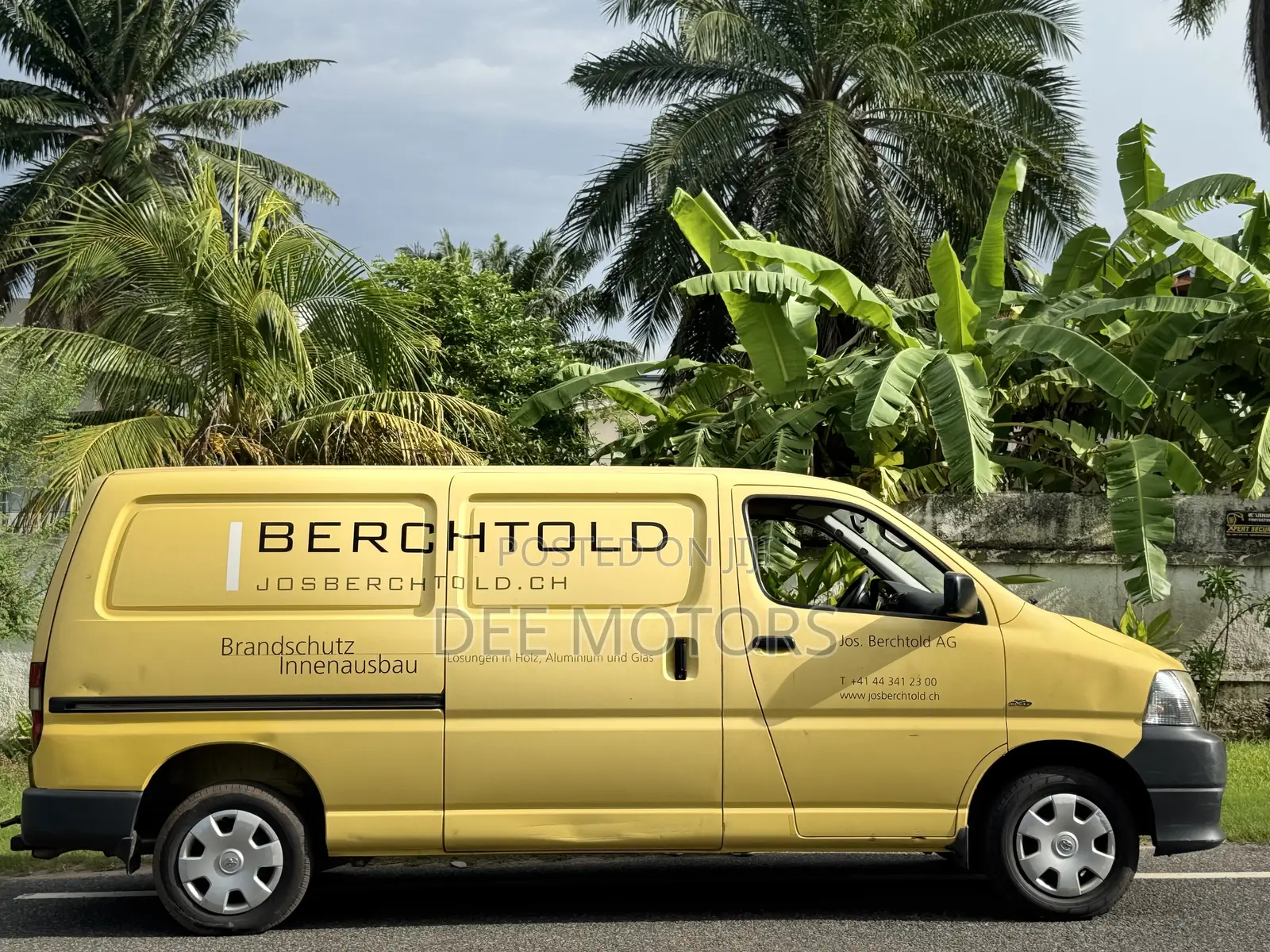 Toyota HiAce 2011 Yellow