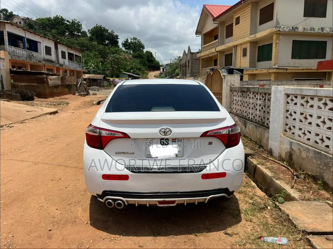 Toyota Corolla LE 4dr Sedan (1.8L 4cyl CVT) 2016 White