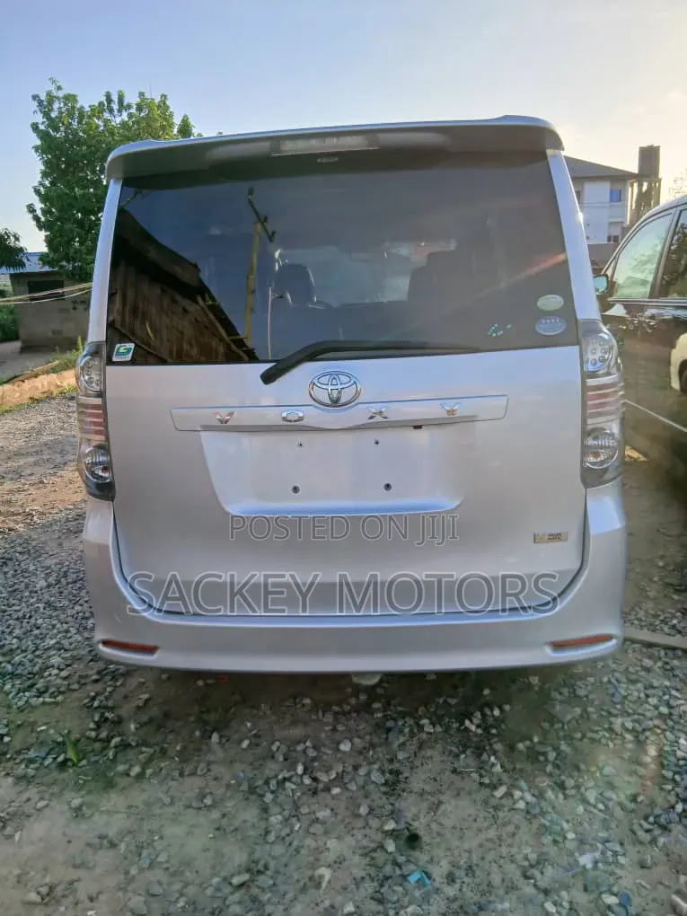 Toyota Voxy 2010 Silver