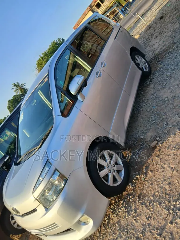 Toyota Voxy 2010 Silver