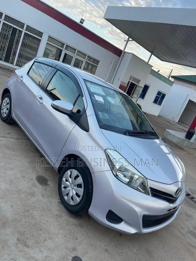Toyota Vitz 1.3 FWD 5dr 2013 Purple