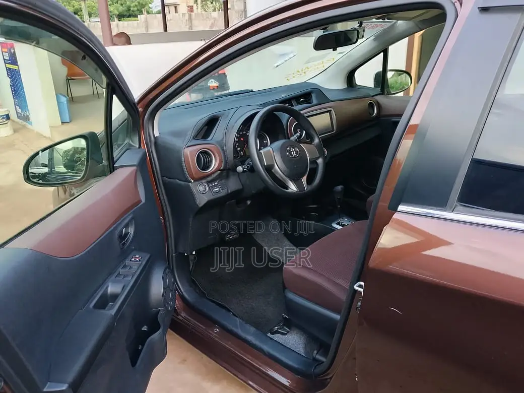 Toyota Vitz 1.3 FWD 5dr 2012 Brown