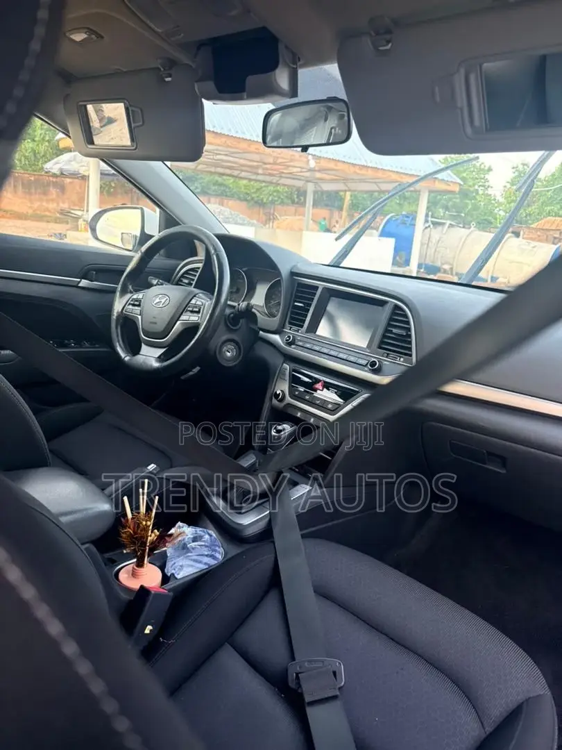 Hyundai Elantra SE Sedan FWD (2.0L 4cyl 6M) 2017 White