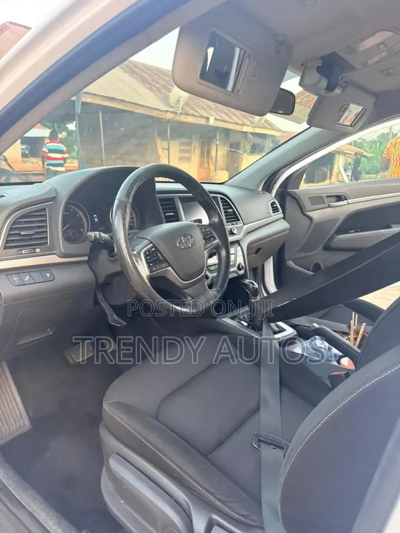 Hyundai Elantra SE Sedan FWD (2.0L 4cyl 6M) 2017 White