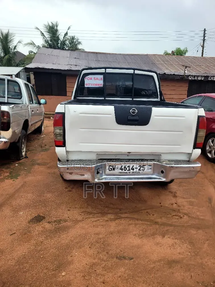 Nissan Hardbody 2010 White
