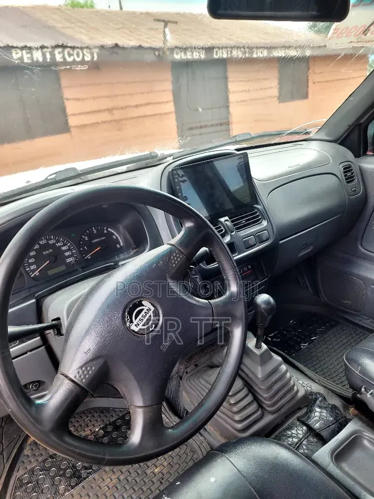 Nissan Hardbody 2010 White