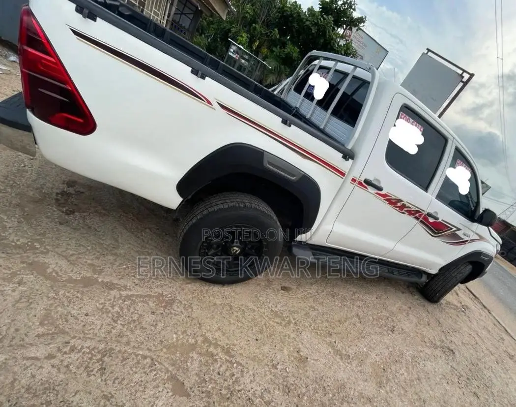 Toyota Hilux 2010 White
